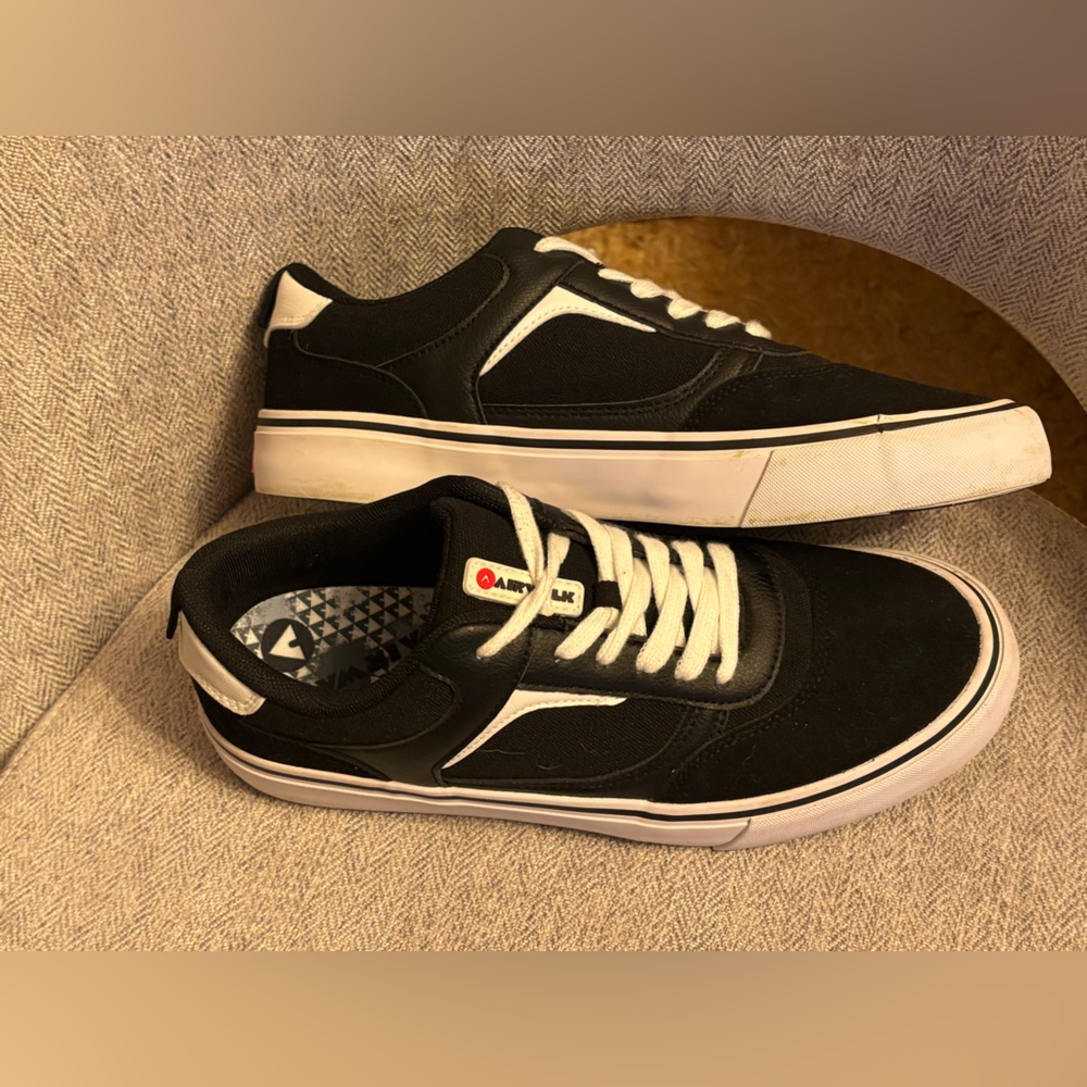 Airwalk Men's Black and White Sneakers